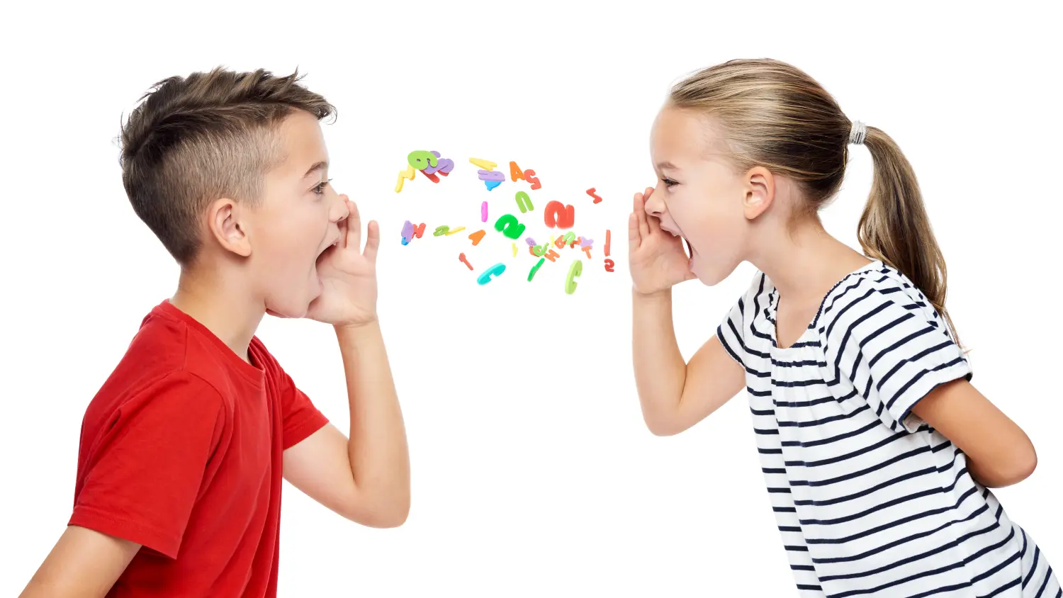 Kinder rufen Buchstaben des Alphabets. Logopädie-Konzept auf weißem Hintergrund.